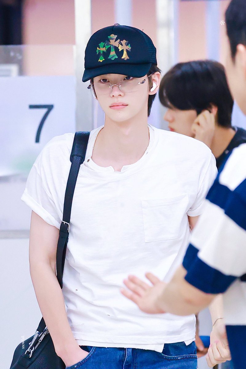 shinyups's tweet photo. alasan cwo make topi karna rambutnya susah diatur memang benar https://t.co/fUQnzar9Yl
