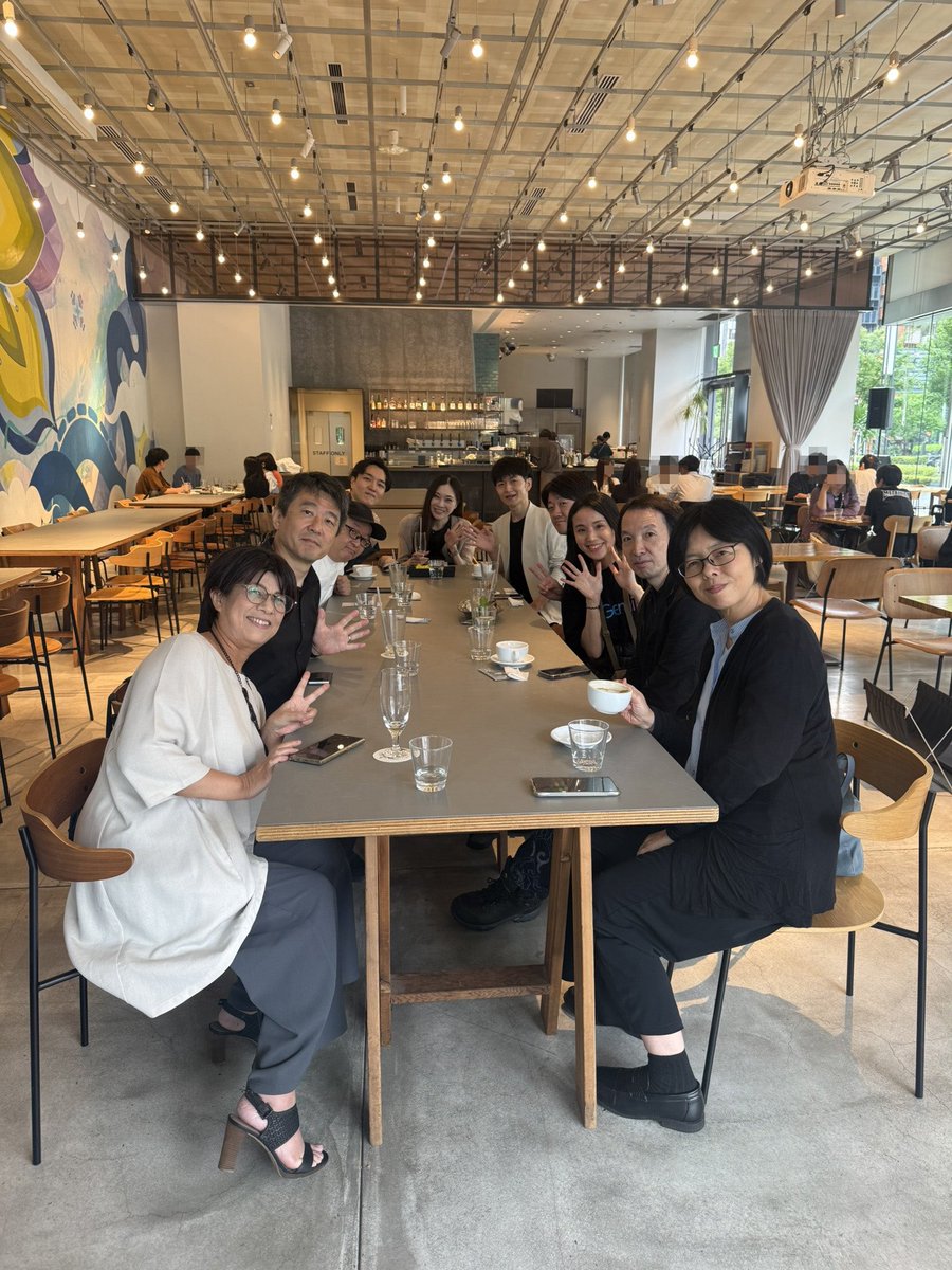 hitomiscape's tweet photo. AI大交流会に合わせて、たかぼうさんと同期ミニオフ会を企画しました！

私たちを含めて総勢10人に🤩

オンラインで学んできた仲間と、イベント前からお話できてうれしかったです✨

わかる方だけ失礼します🙏
@nako_create10
@renkatO9
@nagip129
@suguru_furukawa
@ADPRworks

#イノベ大
#AI交流会 https://t.co/S9gjY70OsY