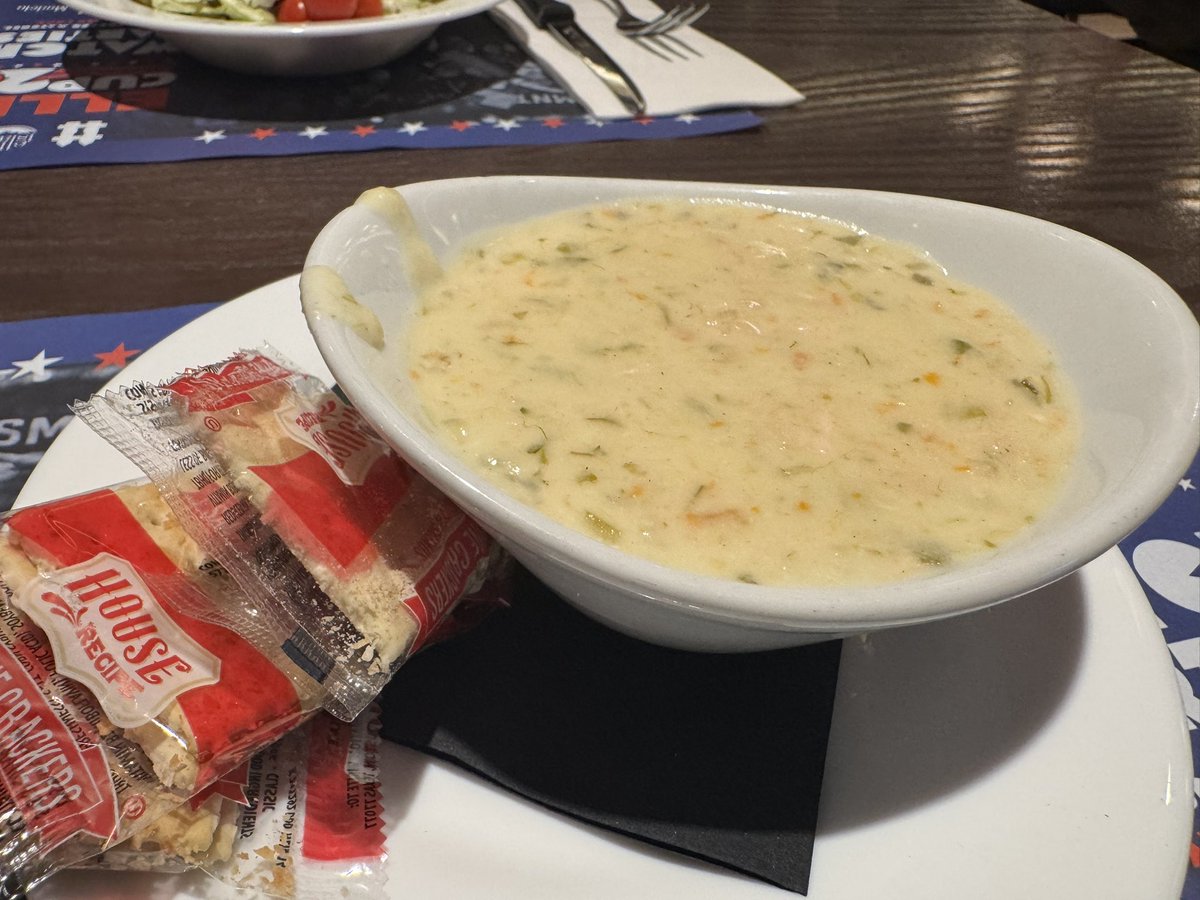 silverdog's tweet photo. 友達の @asahiroyuki 君もラスベガスに来てたので一緒にステーキを食べたよ。旅行先に知り合いがいるのって何か不思議な感じがして楽しい https://t.co/1DfqY9Nn3C