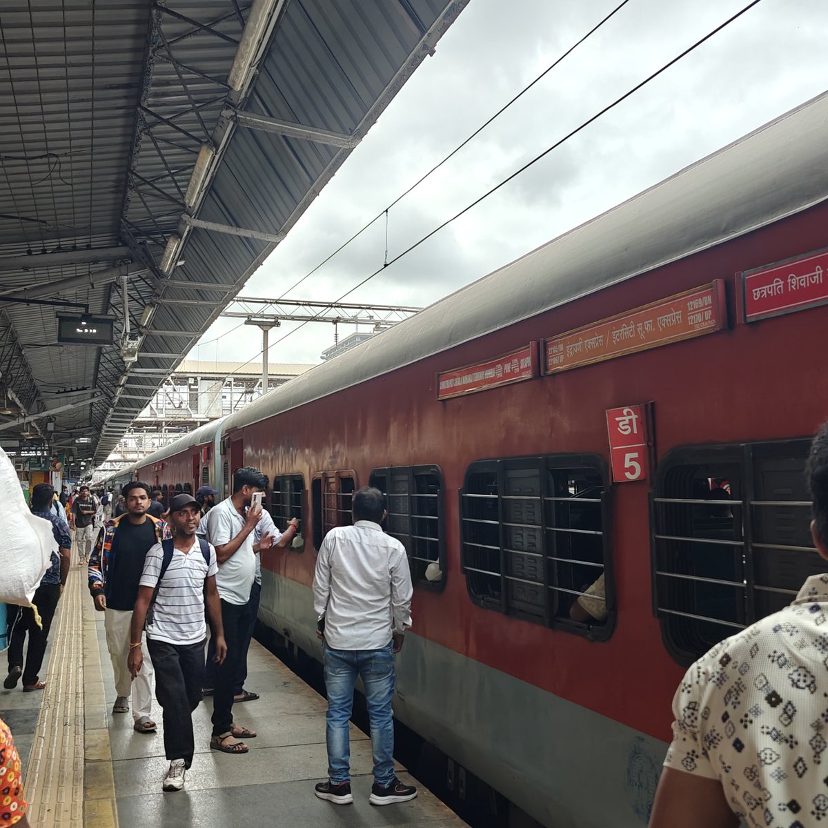 DarshanZarkar's tweet photo. @RailMinIndia @drmpune Coach numbers displayed on the platform do not match the actual coach positions, causing confusion and last-minute rushes for passengers. Please correct coach display systems and ensure accurate information on platforms urgently to avoid chaos and help passengers board safely. https://t.co/fNCWk6yZmo