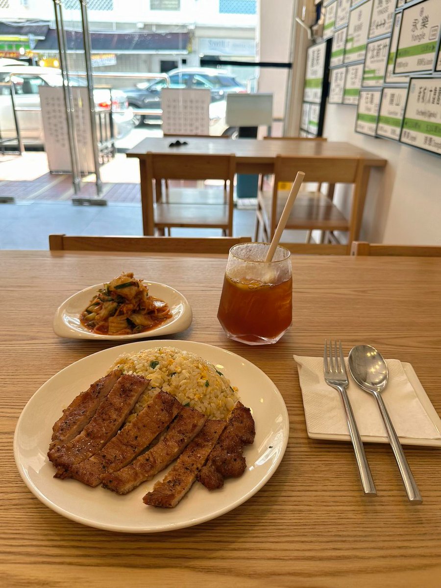 ClaraBloomDaily's tweet photo. Lunchtime and I'm flying solo today lol Honestly, I don't mind it — sometimes the quiet is nice 😌 https://t.co/CHxqN5guXm