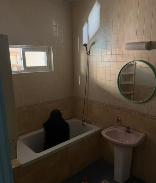 scxrletslove's tweet photo. is it bad that i only just noticed there was a bathroom in room 301... https://t.co/N3Qd1kvXzd