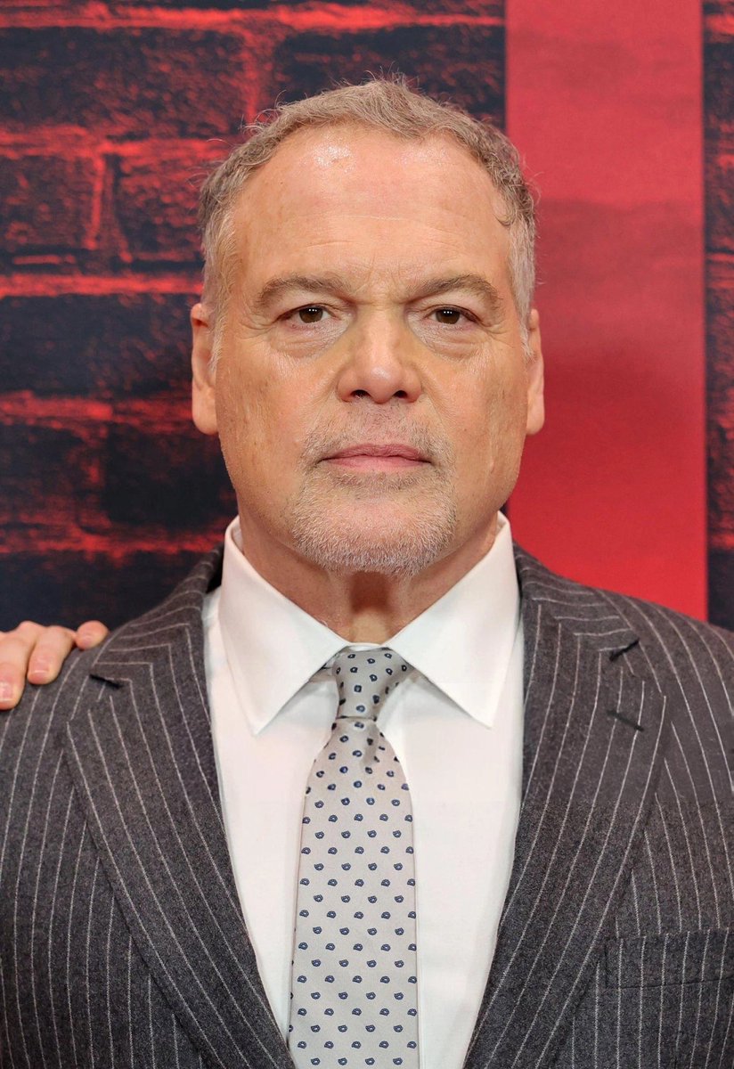 laparadadelcine's tweet photo. Buenos días viajeros! Vincent D'Onofrio cumple 67 años! Daredevil, La chaqueta metálica… ¿en qué más lo recordamos? https://t.co/FCXQJ8Hxmf
