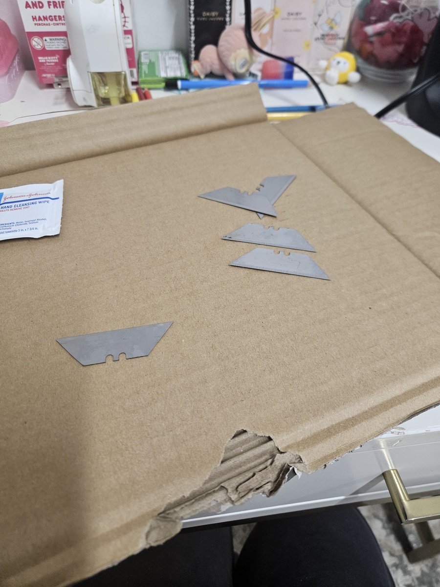 AngelJ2310's tweet photo. (Dont wanna take a pic of my cuts) bro these r gen so sharp😭  I don't even know where they appeared from🤨 my dad prolly or smth bc I found 3 last time now it's 5😭💔 #slittwt #shtwt https://t.co/Qu2XZCSMzJ