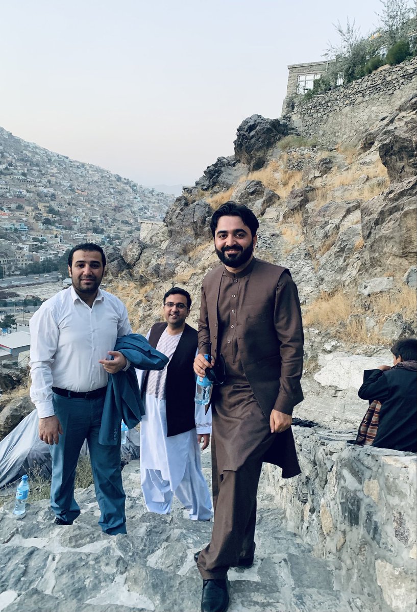 HaroonHakimi1's tweet photo. ما ددې ښار سره تړلي خاطرې وژني
خواږه یادونه مي د تللي زمانې وژني

د پردېسۍ بلا ځواني راڅخه خوري لګیا ده
د بېلتانه عُمر مي څه مستي شېبې وژني

تا په غروب کي وعده وکړه او ته وځنډېدې
دیدن به ونسي هم شپه سوه، هم ډېوې وژني

سترګي دي جار سم په کتو کي امیدونه راکړي
ژبه دي وتړه چي دا مي تلوسې وژني

ځیني نومونه احساسات ځپي، ارام اخلي
د نامردیو یاد یې حال وژني، لحظې وژني

یوسفه ته پر خدای ډېر ګران یې چي د بل عصر یې
اوسنی نسل تا ته ورته افسانې وژني

که پر پردي وطن یې هم خپلي سندري وایه
پر خپل وطن ښامار یرغل کړی، نغمې وژني

زه چي د زړه له درده آه کاږم کافر ��ي ګڼي
دوی مومنان سي چي هم ما هم مي اسرې وژني

ته د فرهاد غوندي په غرو کي ځان ته لاري باسه
خلک پرېږده، خلک فرهاد وژني کیسې وژني

هارون که ځان سوځوي نور یې پر اور نه دي پېرزو
شمع خو نه ده چي به خپلي پروانې وژني

هارون حکیمي
د ۲۰۲۶ د جون ۲۸، واشنګټن ډي سي

انځور، د ۲۰۲۰ د آګسټ ۷مه، کابل-زرزینې