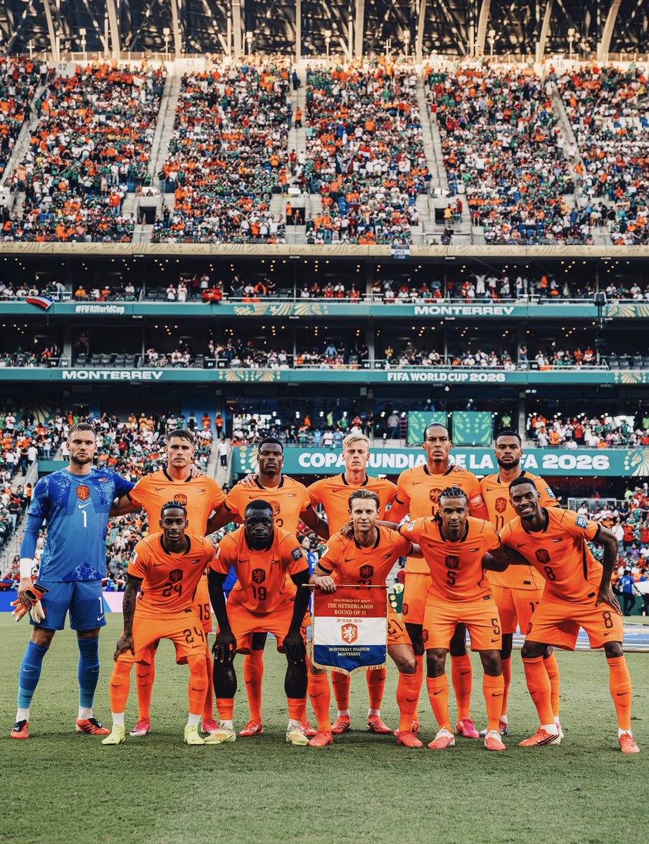 AtaqueFutbolero's tweet photo. 🏆🇳🇱 Holanda llegó a ¡¡16 PARTIDOS DE MUNDIAL!! SIN PERDER en tiempo regular + alargue, ROMPIENDO EL RÉCORD HISTÓRICO del Brasil de Pelé.

➜ Brasil 2014:

✅🇪🇸 5-1 vs España.
✅🇦🇺 3-2 vs Australia.
✅🇨🇱 2-0 vs Chile.
✅🇲🇽 2-1 vs México.
➖🇨🇷 0-0 vs Costa Rica.
➖ 0-0 vs Argentina 🇦🇷 (eliminado en penales).
✅🇧🇷 3-0 vs Brasil.

➜ Qatar 2022: 

✅🇸🇳 2-0 vs Senegal.
➖🇪🇨 1-1 vs Ecuador.
✅🇶🇦 2-0 vs Qatar.
✅🇺🇸 3-1 vs Estados Unidos.
➖🇦🇷 2-2 vs Argentina (eliminado en penales).

➜ USA-México-Canadá 2026: 

➖🇯🇵 2-2 vs Japón.
✅🇸🇪 5-1 vs Suecia.
✅🇹🇳 3-1 vs Túnez.
➖🇲🇦 1-1 vs Marruecos (eliminado por penales).

¿La última derrota? La FINAL del Mundial 2010, vs. España. ⚠️