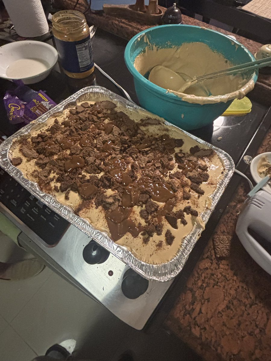 Felipe63318494's tweet photo. @evilkarazorel 
“I’m a huge fan supergirl. I have a lot of questions. So you have interacted with other species across the galaxy? And have this as a token of gratitude for your heroic efforts. Hope you enjoy it”

Nerviously,he hand her the Chocotorta made with Dulce de Leche https://t.co/BWlCbwWpya