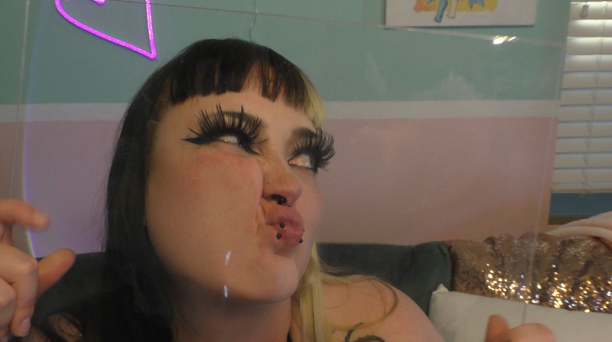 plexiglassclips's tweet photo. Plexiglass Princess With Ocean Peach Part 1

Ocean Peach sits behind the plexiglass in her sexy bikini. She shows off her adorable cheeks, long lashes and gorgeous facial features, she begins pressing her face against the plexiglass. Check out this silly busty alt vixen!! ;p https://t.co/Yq12ntKpXV