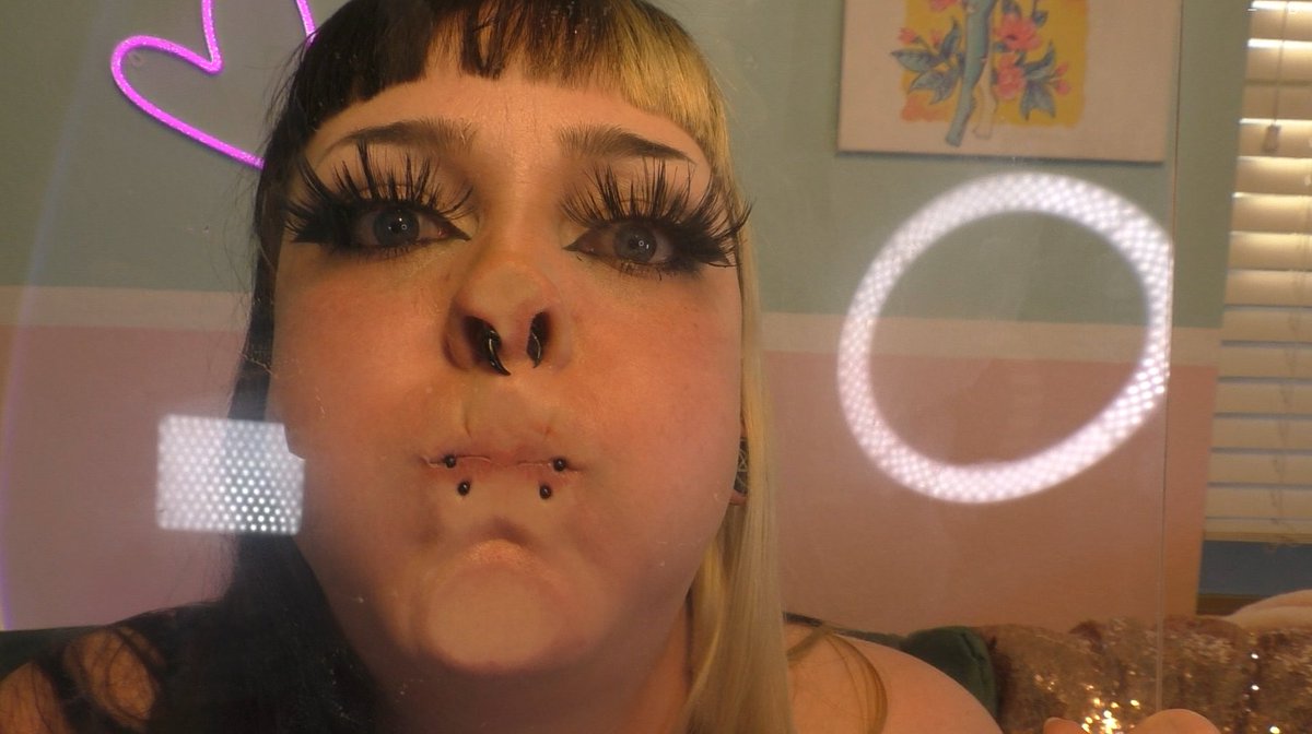 plexiglassclips's tweet photo. Plexiglass Princess With Ocean Peach Part 1

Ocean Peach sits behind the plexiglass in her sexy bikini. She shows off her adorable cheeks, long lashes and gorgeous facial features, she begins pressing her face against the plexiglass. Check out this silly busty alt vixen!! ;p https://t.co/Yq12ntKpXV