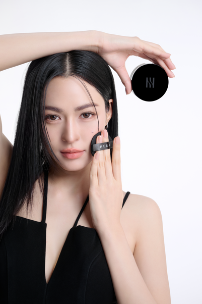 HERAThailand's tweet photo. Let's try Lingling's Fav Cushion.

Black Vs Glow Cushion คุชชั่นที่หลิงหลิงเลือก มอบฟินิชผิวสวยที่คุณเลือกเองได้

🖤 Black Cushion Team : มอบฟินิชผิวแบบ Blur Satin Skin เบลอรูขุมขนได้อย่างเป็นธรรมชาติ มาในเนื้อสัมผัส Breathable แนบสนิทผิวอย่างบางเบา เสมือนผิวหายใจได้​ ติดทนนานตลอดวัน

🖤 Glow Cushion Team : ฟินิชผิวโกลว์สวยดูฉ่ำน้ำ ให้ความเปล่งประกายแวววาวอย่างเป็นธรรมชาติ มีส่วนผสมในการบำรุงผิว มอบผิวดูกระจ่าง

📍เลือกซื้อสินค้าได้ที่เคาน์เตอร์ HERA สาขา Central Chidlom / Central Ladprao / EVEANDBOY / BEAUTRIUM หรือช่องทางออนไลน์
#HERAThailand #HERABeauty #HERACushion
#BlackCushionFoundation #SkinGlowCushionFoundation