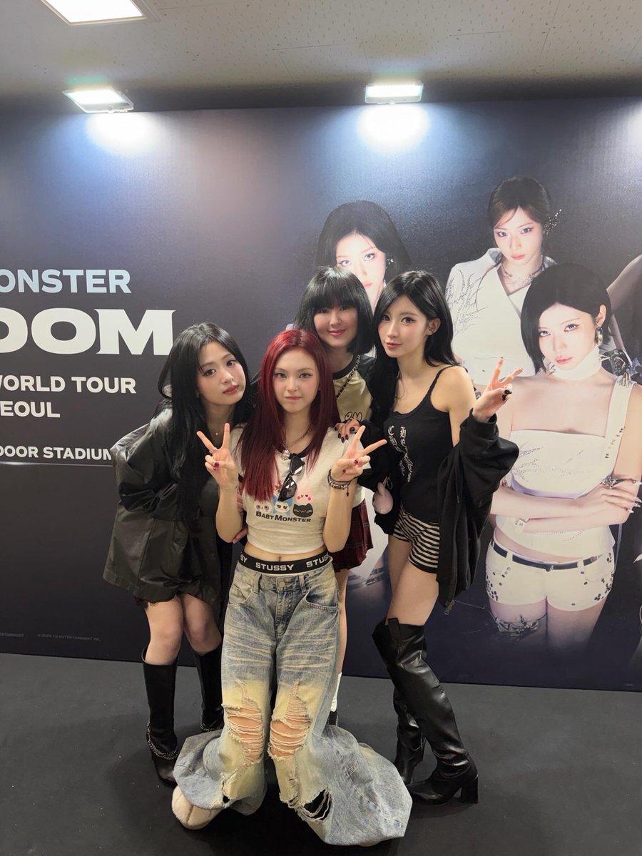 piemamichi's tweet photo. มามี้มาลงโพสต์รูปหลังเวทีกับแคนนี่ และสาว ๆ เบม่อน “เป็น 3 วันที่มีความสุขมาก เด็ก ๆ ทุกคนเก่งกันมากๆๆๆ ทำโชว์ออกมาได้อย่างดีเยี่ยม!! ยินดีด้วยนะค้าา Love Baemon 🫶🏻😈”

#CHIQUITA #BABYMONSTER https://t.co/1nn8AR9i3p