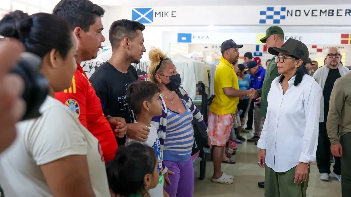 teleSURtv's tweet photo. 📌 Presidenta (E) de Venezuela visita campamento temporal en Catia La Mar tras sismos

🔴 La presidenta encargada de Venezuela, Delcy Rodríguez, realizó una visita de inspección al campamento transitorio en Catia La Mar, estado La Guaira, para brindar acompañamiento a las familias afectadas por los dos potentes terremotos que sacudieron al país el 24 de junio.

https://t.co/nxGr07NTLX