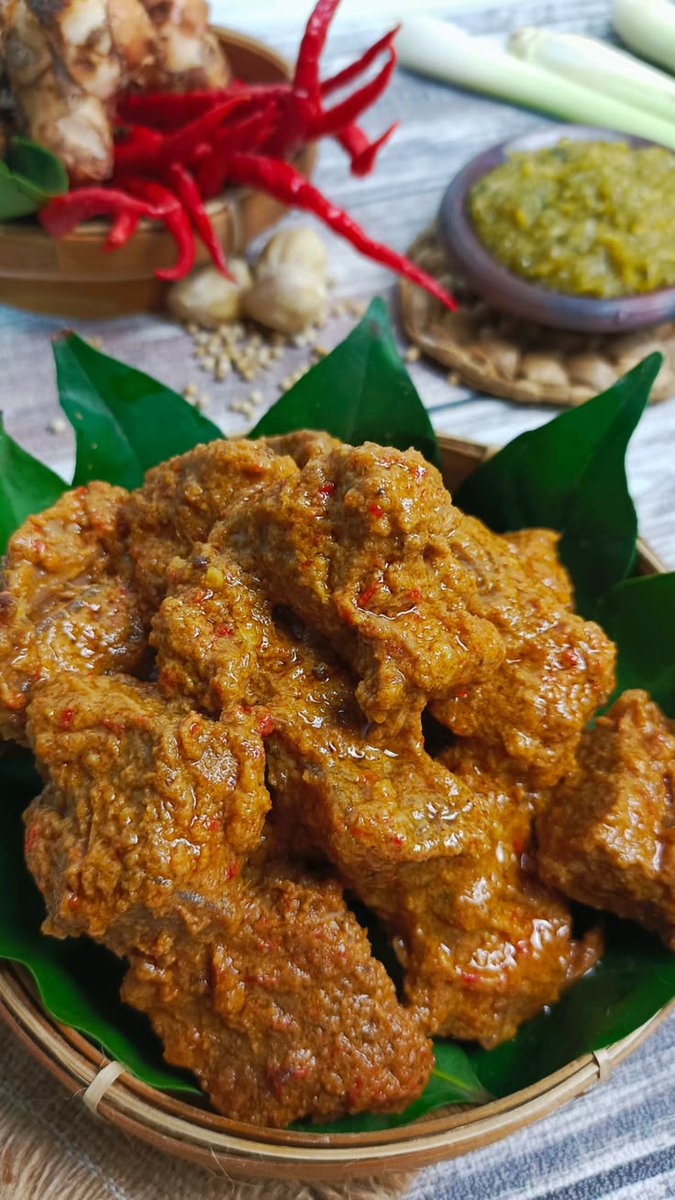 plengermaksimal's tweet photo. Rendang daging ini bumbunya meresap banget, empuk dan legit.
Gue suka makan sama nasi hangat + kerupuk. Enak pol. https://t.co/PWGp8dYWQN