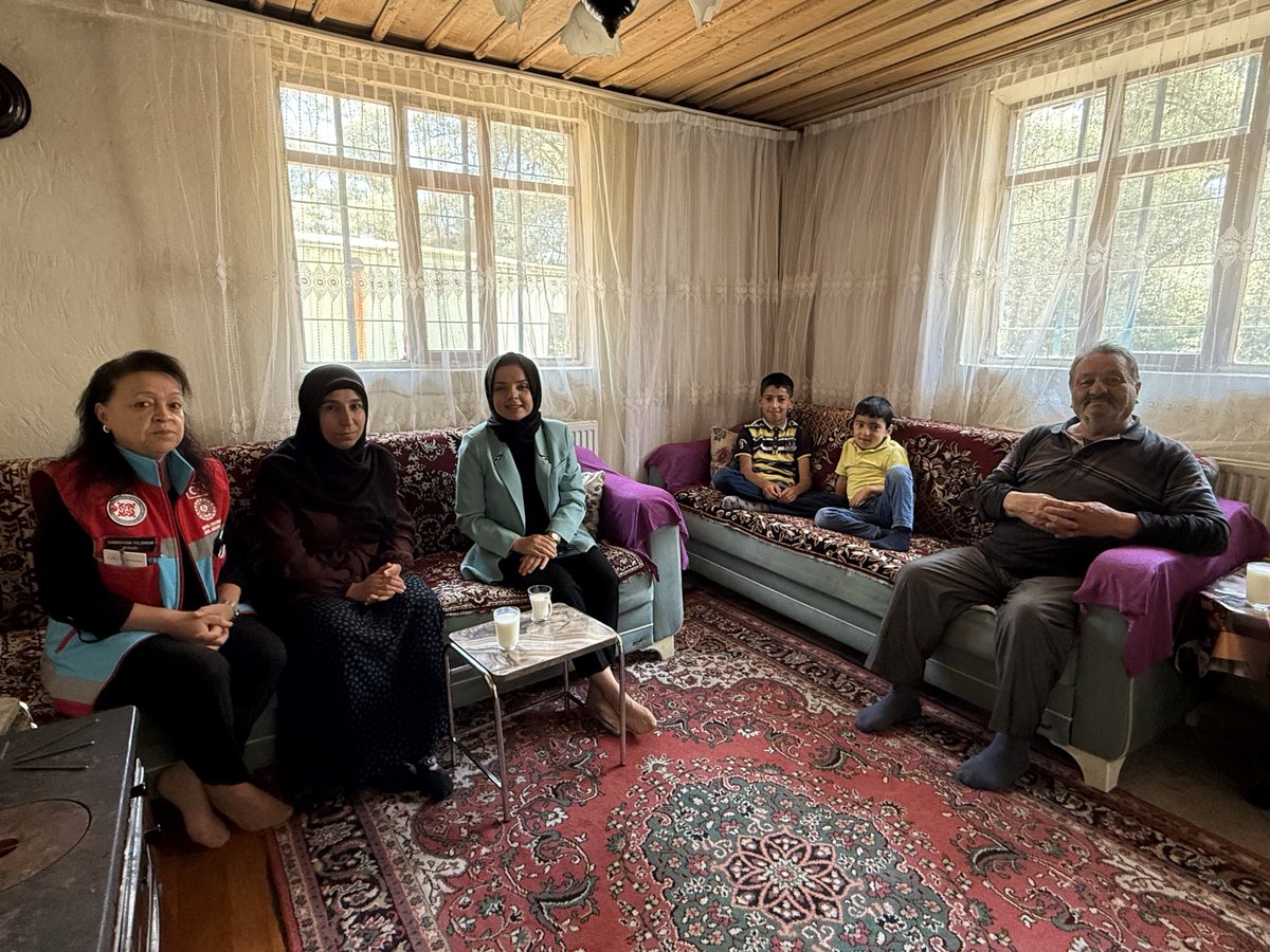 AtkaracalarK's tweet photo. Kaymakamımız Sn. Saliha KARATAŞ Bozkuş köyünde ikamet eden Çakır ve Gül ailesini ziyaret etti. https://t.co/GJ9gayCj1g