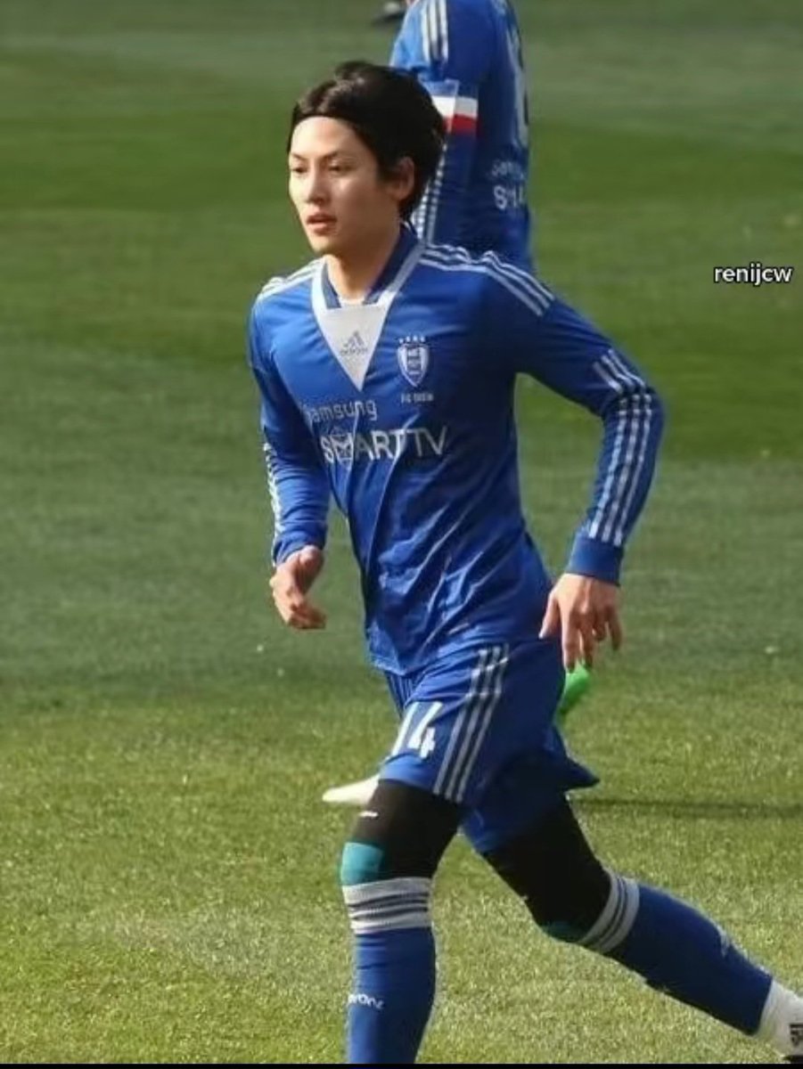 Lamiswook's tweet photo. Messi or Ronaldo!!
I only know ji changwook https://t.co/qAOso5Lvjn