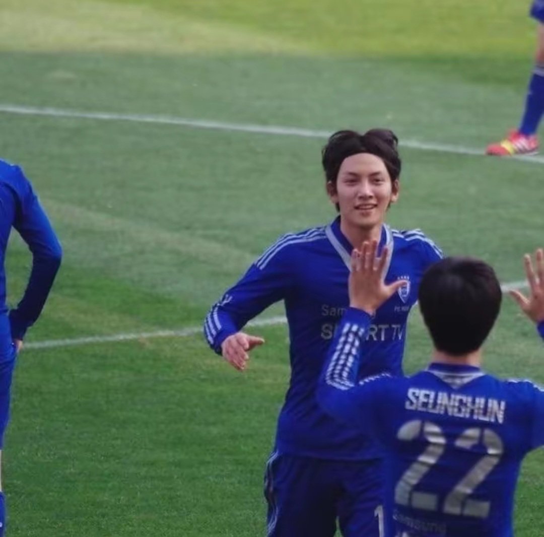 Lamiswook's tweet photo. Messi or Ronaldo!!
I only know ji changwook https://t.co/qAOso5Lvjn
