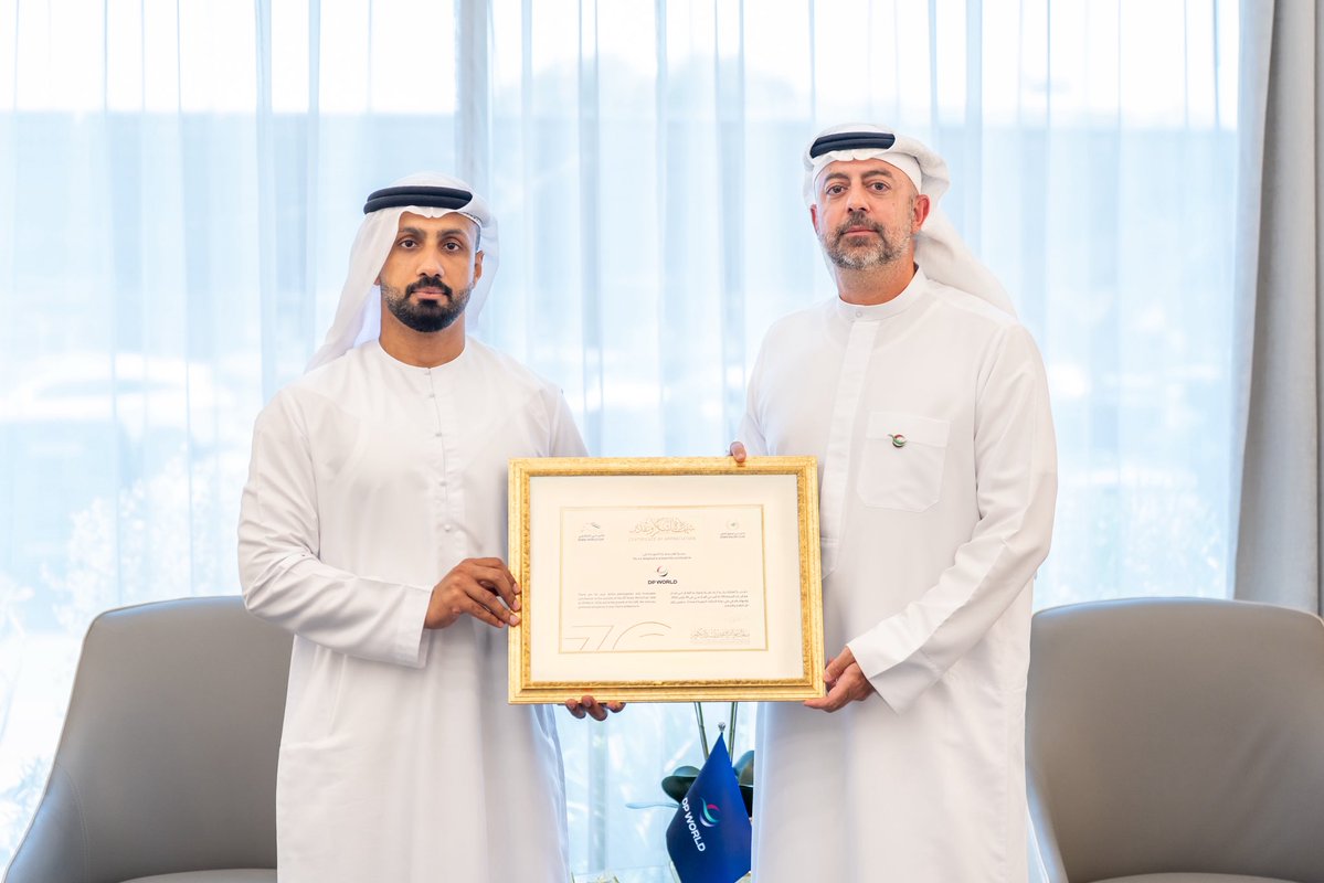 RacingDubai's tweet photo. Thank you @DPWorldinUAE 🤝

@AliAlAli_ , CEO and Board Member of Dubai Racing Club, presented a commemorative memento to Ahmad Yousef Al-Hassan, CEO & Managing Director, DP World GCC, in recognition of DP World’s continued partnership and invaluable contribution to the success of one of the world’s premier horse racing events.