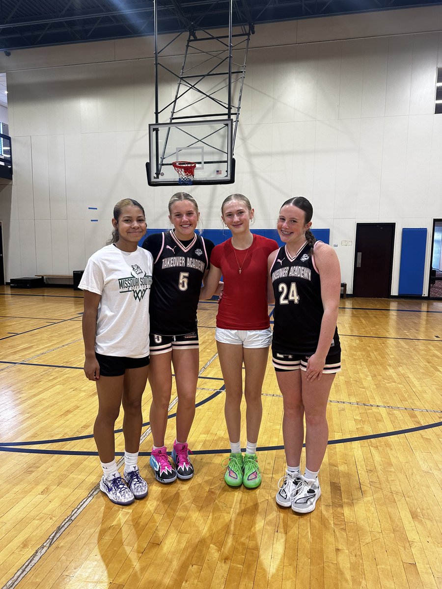 HaileyLehman_2's tweet photo. Big thanks to @takeoveracadwbb for having me this past weekend at the @I35Showcase_GBB. I had a great time competing against tuff competition and playing alongside my @FayBulldogsGBB teammates Kate and Quinn, as well as some great NWA hoopers! 

Excited for what’s next—can’t wait to compete with my @Shockhoops squad July 9–13 at @SELECT_40 in Hamilton, Ohio!

#🏀sisters