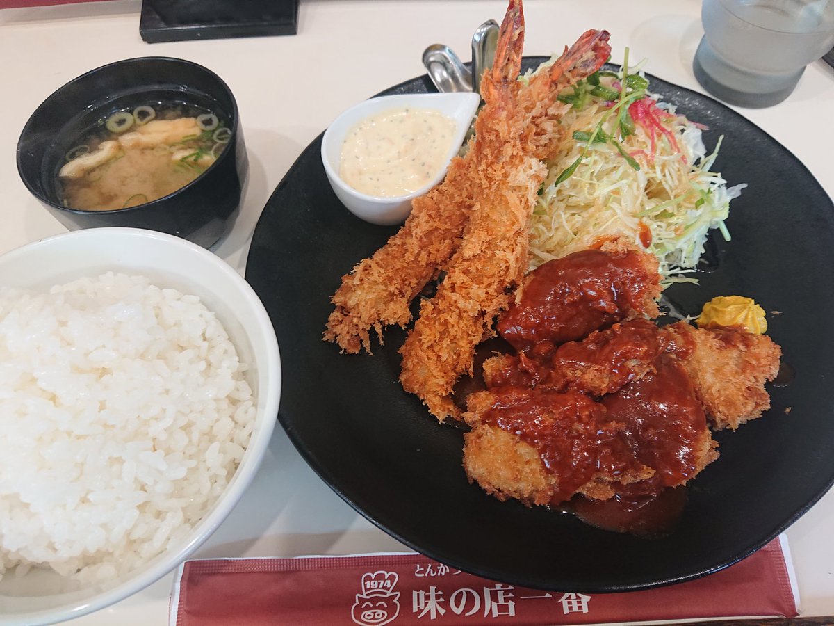 kunimiryu's tweet photo. 今日は有給取ったので、お昼は前にも来たことのある洋食屋へ✨✨
エビフライにヘレカツの贅沢ランチ🍤最高に美味かった👍
平日やけど、並ばずいいタイミングで入れて良かったー😊 https://t.co/w9MAmZQMKe