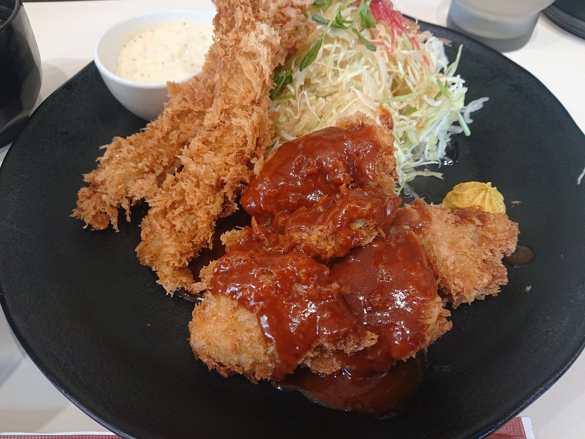 kunimiryu's tweet photo. 今日は有給取ったので、お昼は前にも来たことのある洋食屋へ✨✨
エビフライにヘレカツの贅沢ランチ🍤最高に美味かった👍
平日やけど、並ばずいいタイミングで入れて良かったー😊 https://t.co/w9MAmZQMKe