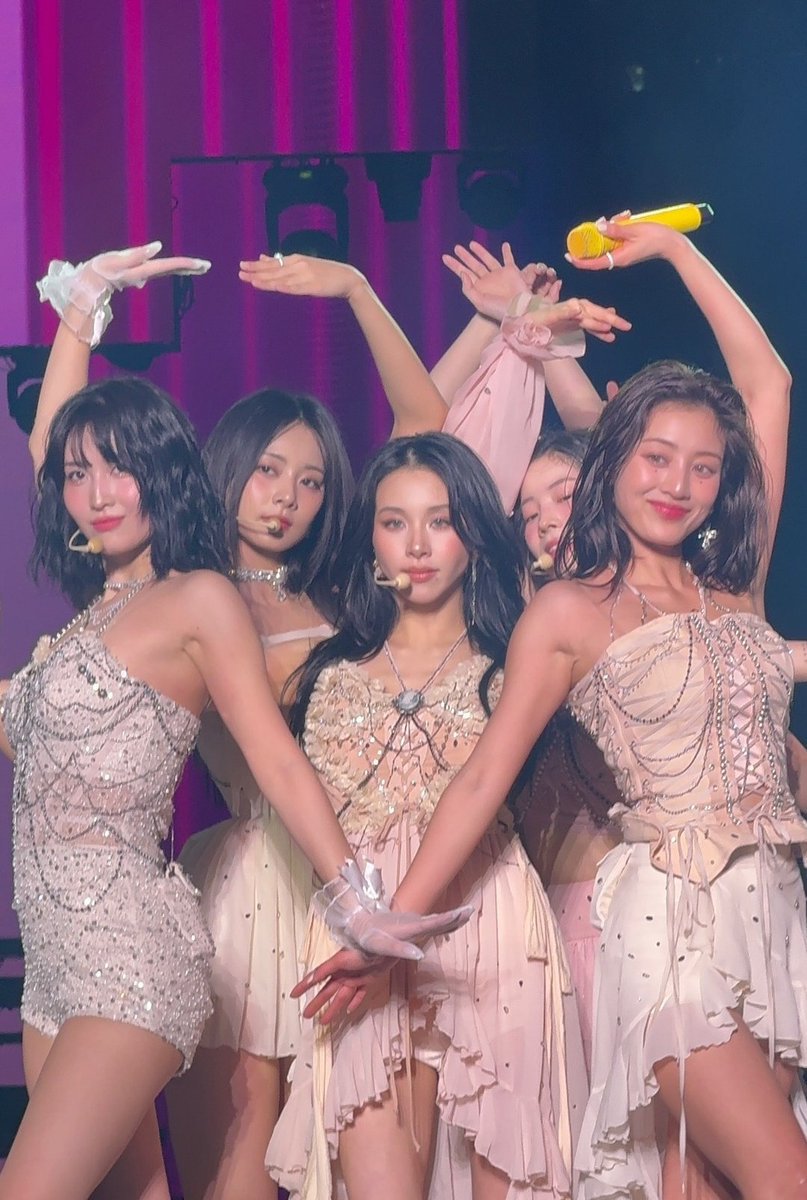 ThisisforuTzu's tweet photo. ONE OF THE CRAZIEST TWICE PICS EVER.. https://t.co/Qmy0nC9vYG