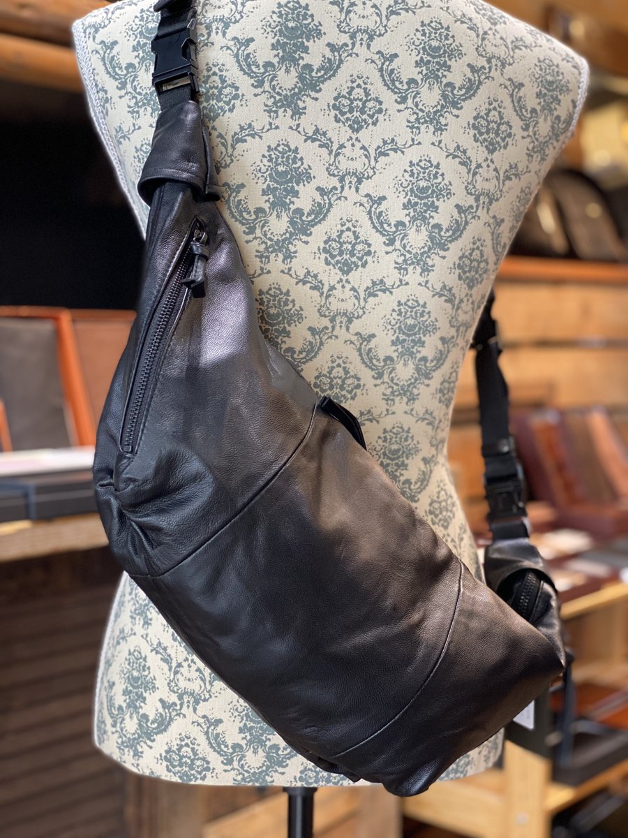 leathervertigo's tweet photo. ⭐️新入荷‼️🤗
アインソフ・ソフト鞣しシープレザー（羊革）ショルダーバッグ❗️

着脱可能な肩ベルトを調節すれば斜め掛けやワンショルダーになります。
肩ベルトを取り外して、本体の付け根ベルト金具を直に差し込めば手持ちバッグにも！ https://t.co/8oEfvSOapb