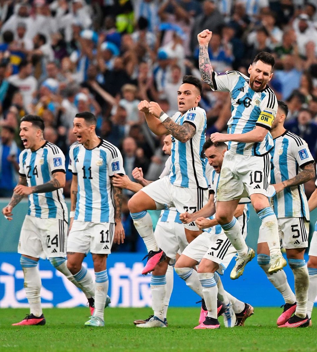 abosalaharena's tweet photo. طريق ميسي للفوز بكاس العالم عمره ما كان مفروشًا بالورود. 🇦🇷🐐

في كأس العالم 2014، الأرجنتين واجهت في الأدوار الإقصائية:

🇨🇭 سويسرا
🇧🇪 بلجيكا
🇳🇱 هولندا
🇩🇪 ألمانيا في النهائي

وفي كأس العالم 2022:

🇦🇺 أستراليا
🇳🇱 هولندا
🇭🇷 كرواتيا
🇫🇷 فرنسا في النهائي

يعني 8 مباريات إقصائية...
7 منها كانت أمام منتخبات أوروبية.

والحصيلة ؟
6 انتصارات، وهزيمة واحدة فقط جاءت في نهائي 2014.

ميسي لم يحتج إلى طريق سهل ، ولم ينتظر خصومًا أقل مستوى.
واجه كبار أوروبا مباراة بعد أخرى ، ووصل إلى نهائي ، ثم عاد بعد 8 سنوات ليحقق اللقب من أصعب الطرق.

لذلك مقولة الطريق السهل لميسي في مونديال 2022 هي أكذوبة ❤️🐐