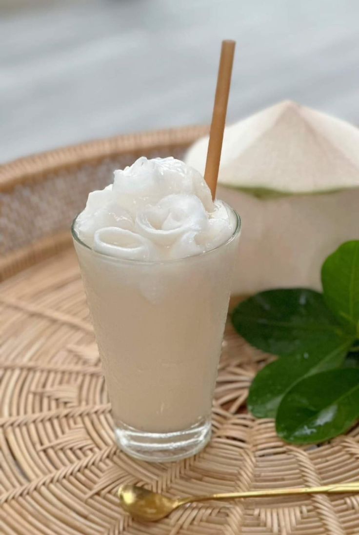 plengermaksimal's tweet photo. Es kelapa muda segar gini cocok banget buat cuaca panas.

Airnya manis alami, daging kelapanya masih kriuk.

Lo suka es kelapa atau ada minuman dingin favorit lain? https://t.co/0kyTEMbUz6