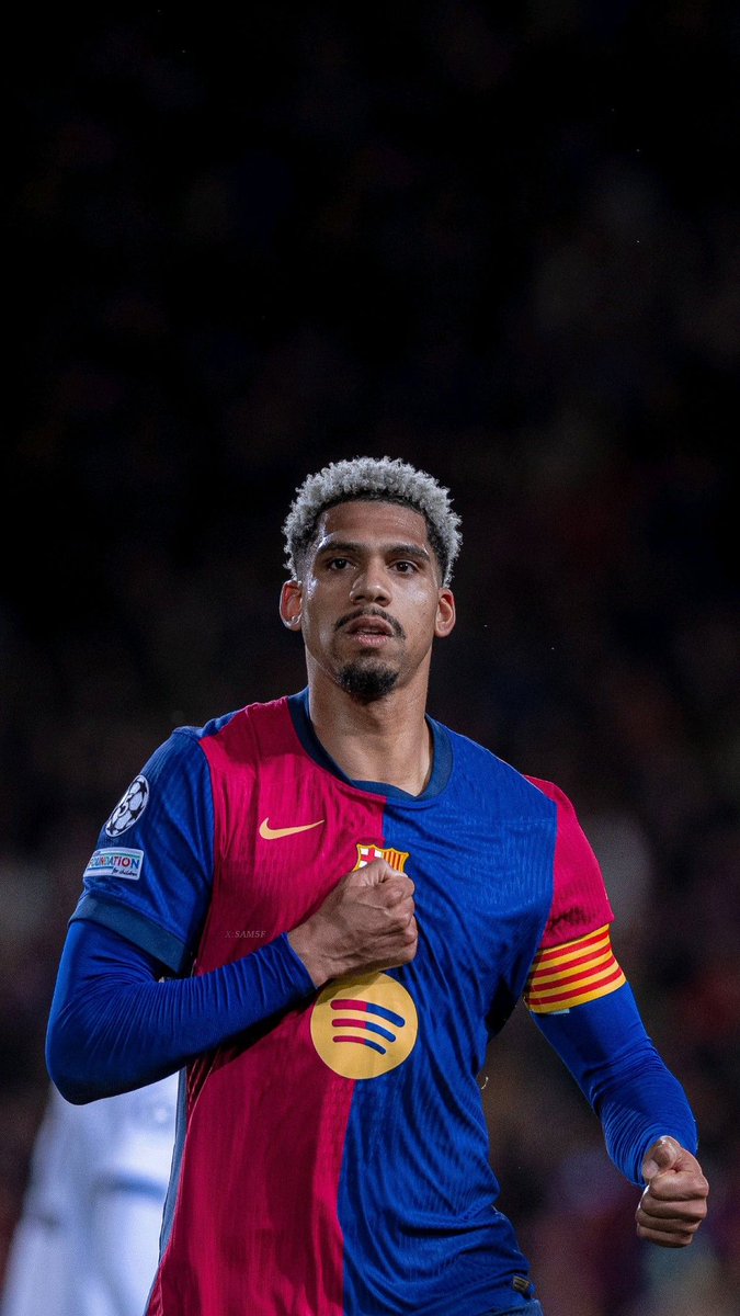 Barcaboy_X's tweet photo. 🔹❤️|| Barcelona captain Ronald Araujo intends to stay at the club and fulfill his contract until 2031.

The Uruguayan has no plans to leave despite a difficult season with mental health challenges and limited minutes under Flick.

He could even become the first captain if ter Stegen departs.

Loyalty from the leader ❤️

#FCB #Araujo