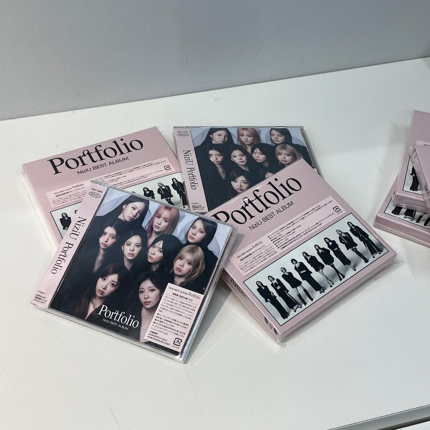 NiziU さんの Best Album『#Portfolio』 ・初回生産限定盤 ・通常盤