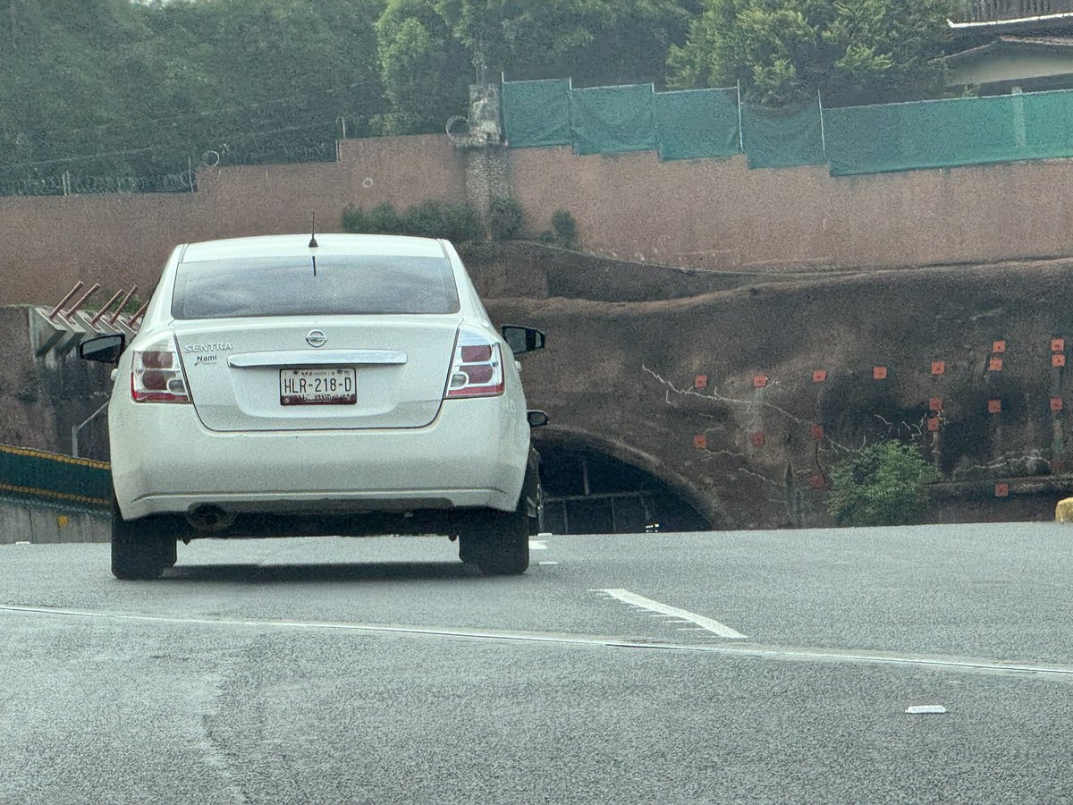 yvadel's tweet photo. @Supervia_CDMX justo adelante de mi este coche aprovechó 1 hueco en unos “separadores” de carriles y se metió a supervia sin pagar en la entrada de Luis Cabrera hacia Santa Fe. Pueden revisar c/sus cámaras. No se vale q unos pagamos y otros la usen sin pagar. https://t.co/q0Sqt46dzy