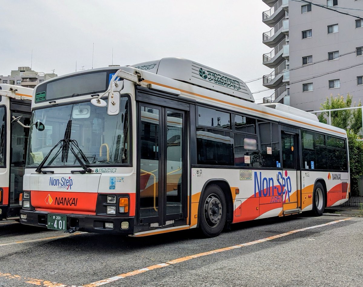 nankaibus_info's tweet photo. 本日、堺営業所に所属する343･344･401･402号車の4両が引退しました😢
これにて最盛期には12両が在籍していた当社の #天然ガス車両 は全て現役を退きました。
時代の流れを感じますが、引き続きEVバスやFCバス、ハイブリッドバスが環境に優しいバスとして活躍していきます🌏

#南海バス図鑑　#CNG車 https://t.co/qn4bm2ZAoL