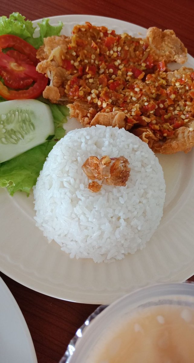 plengermaksimal's tweet photo. Ayam geprek sambel korek level pedes sedang.

Crispy luar, juicy dalam, sambelnya bikin keringetan tapi nagih.

Gue selalu nambah nasi dua kali kalau gini https://t.co/U8k23cZDwA