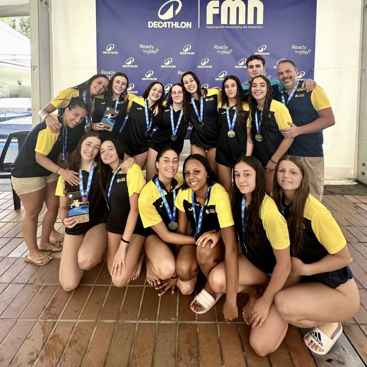 cnboadilla's tweet photo. #WP #CMJuvFem @fmn_oficial
Playoff - Final
@cnboadilla
5-4
@realcanoe
Las #juveniles de @Mar_flamenca se cuelgan el #oro del Campeonato de Madrid en #M86 tras ganar una final de altísimo nivel
#elpololopeta
#vachiquis
#campeonasdeMadrid https://t.co/fNQ7sqIdos
