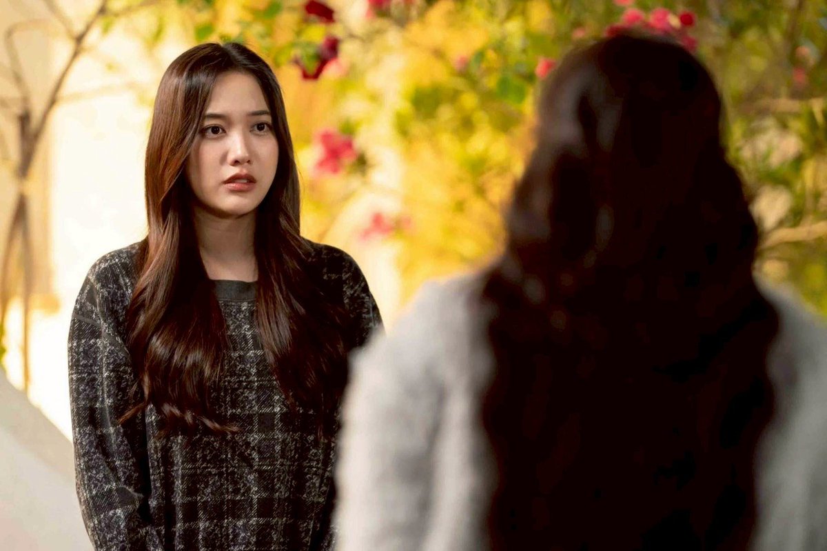 startalkent's tweet photo. แฟนๆ เตรียมทิชชู! “ฟรีน-เบ็คกี้” เผชิญบททดสอบครั้งสุดท้ายใน “เสน่หาวาโย ตอนจบ”
 #เสน่หาวาโย #4Elements #บ้านวาทินวณิช #NorthStarEntertainment

หลังผ่านพ้นเหตุการณ์เฉียดตายและความวุ่นวายจากการกบฏในมาเดลิน “หมวดลม” กลับมาพักรักษาตัวที่ไร่ชมรัก พร้อมหัวใจที่ยังคงว่างเปล่า แม้เวลาจะผ่านไปหนึ่งเดือน และความจริงจะปรากฏว่าเธอคือฮีโร่ผู้ปกป้องรัชทายาทเอาไว้ได้สำเร็จ แต่ระยะห่างระหว่าง “องครักษ์สามัญชน” กับ “เจ้าหญิงผู้สูงศักดิ์” กลับดูไกลเกินเอื้อมยิ่งกว่าเดิม เมื่อ “เจ้าหญิงบลู” ต้องกลับไปรับภาระอันยิ่งใหญ่ในฐานะว่าที่ราชินี ภายใต้กฎมณเฑียรบาลอันเคร่งครัด

หนึ่งเดือนหลังจากเหตุการณ์ทุกอย่างสงบลง “ลม” ยังคงจมอยู่กับความทรงจำของ “บลู” ที่ไม่เคยเลือนหาย ขณะที่อีกซีกโลกหนึ่ง เจ้าหญิงผู้กำลังจะขึ้นครองบัลลังก์ก็ต้องเผชิญแรงกดดันจากหน้าที่ จนความรักที่เคยงดงาม กลายเป็นสิ่งต้องห้ามที่แทบไม่มีทางเลือก

การกลับมาพบกันอีกครั้ง ณ พระราชวังมาเดลิน ไม่ได้เป็นอย่างที่หัวใจคาดหวัง เมื่อ “ระยะห่าง” ถูกสร้างขึ้นด้วยตำแหน่งและสถานะ หนึ่งคือสามัญชน อีกหนึ่งคือว่าที่ราชินี บทสนทนาที่เคยอบอุ่นกลับกลายเป็นความเย็นชาที่บาดลึกยิ่งกว่าเดิม และคำบอกลาที่ไม่มีโอกาสแม้แต่จะเริ่มต้น กลายเป็นรอยแผลในใจที่ยากจะเยียวยา

เมื่อหัวใจกับหน้าที่ต้องเลือกเพียงหนึ่งเดียว เส้นทางของทั้งคู่จึงเดินมาถึงจุดแตกหักครั้งสำคัญ การตัดสินใจที่อาจเปลี่ยนชีวิตไปตลอดกาล และอาจทำลายทุกสิ่งที่เคยมีร่วมกัน
เมื่อบทสรุปของความรักเดินทางมาถึงทางแยกสำคัญ ระหว่าง “หน้าที่เพื่อแผ่นดิน” กับ “หัวใจเพื่อคนที่รัก” ปาฏิหาริย์แห่งรักแท้จะสามารถทำลายกำแพงแห่งชนชั้นที่ขวางกั้นทั้งสองคนได้หรือไม่? หรือสายลมจะทำได้เพียงพัดผ่าน ทิ้งไว้แค่ความทรงจำอันงดงามที่ไม่มีวันเป็นจริง

ร่วมลุ้นบทสรุปครั้งสุดท้ายของ “หมวดลม” และ “เจ้าหญิงบลู” ใน “เสน่หาวาโย ตอนจบ” วันเสาร์ที่ 4 กรกฎาคม 2569 เวลา 20.30 น. ทางช่อง 7HD และรับชมออนไลน์เวอร์ชัน UNCUT เวลา 21.30 น. บนแอป iQIYI และเว็บไซต์ https://t.co/uvLeHerqn1 ที่เดียวเท่านั้น
 
ติดตามข้อมูลข่าวสารเพิ่มเติมของเมกะโปรเจกต์ซีรีส์ 4 Elements บ้านวาทินวณิช ได้ทาง Facebook, Instagram, TikTok และ X : 4elementsgl