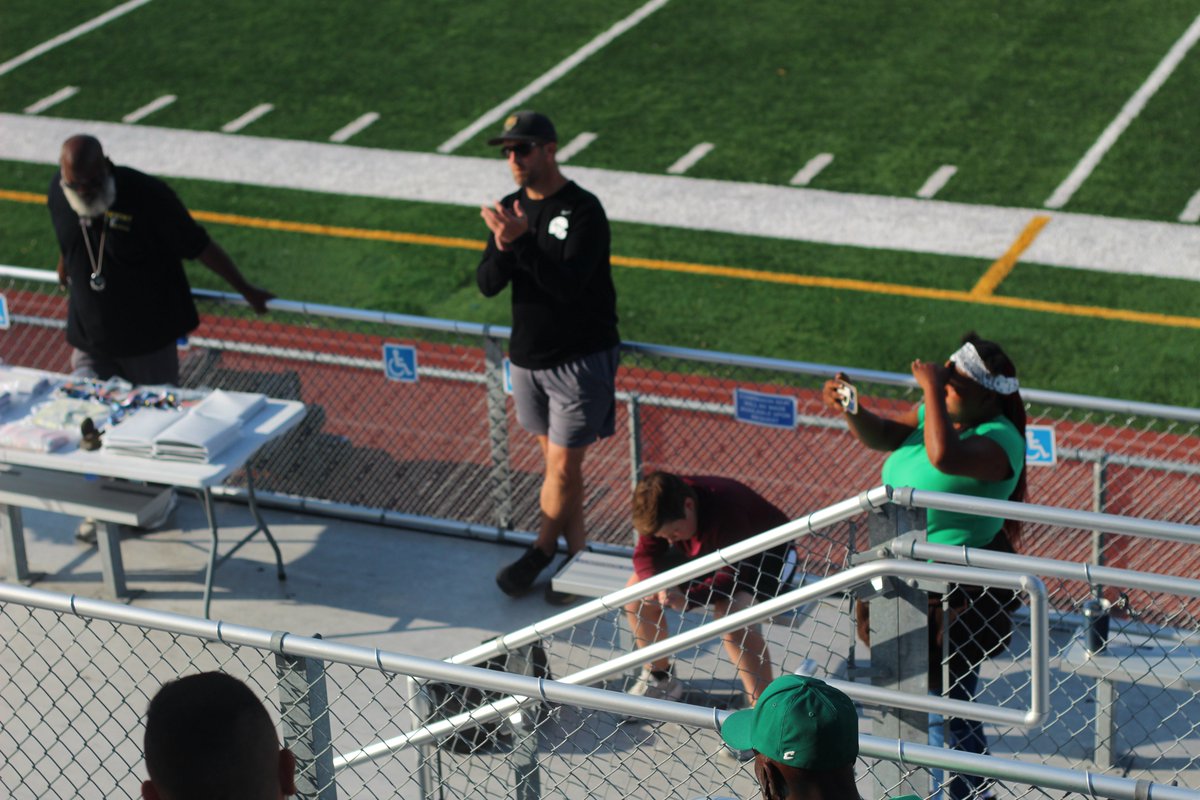 OALTigersFB's tweet photo. #CongratulationsToTheFollowing... #FremontFB
.
Here are a couple of behind the scene pics during the #EndOfSpring #AwardsCeremony held at the stadium at @FremontTigers . https://t.co/qgvIDlxz7f