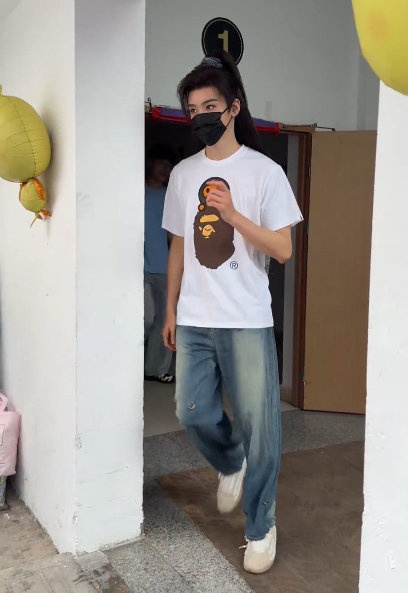 blackkrabbit_'s tweet photo. Gong Jun going to work as Lu Xiaofeng - Day 106

It’s half-down hairstyle 17 year old Lu Xiaofeng again💙
There’s gonna be both outdoor scenes and indoor scenes today !

cr. 四叶四叶1003

#GongJun #TheLegendofLuXiaofeng https://t.co/p7viHknuwy