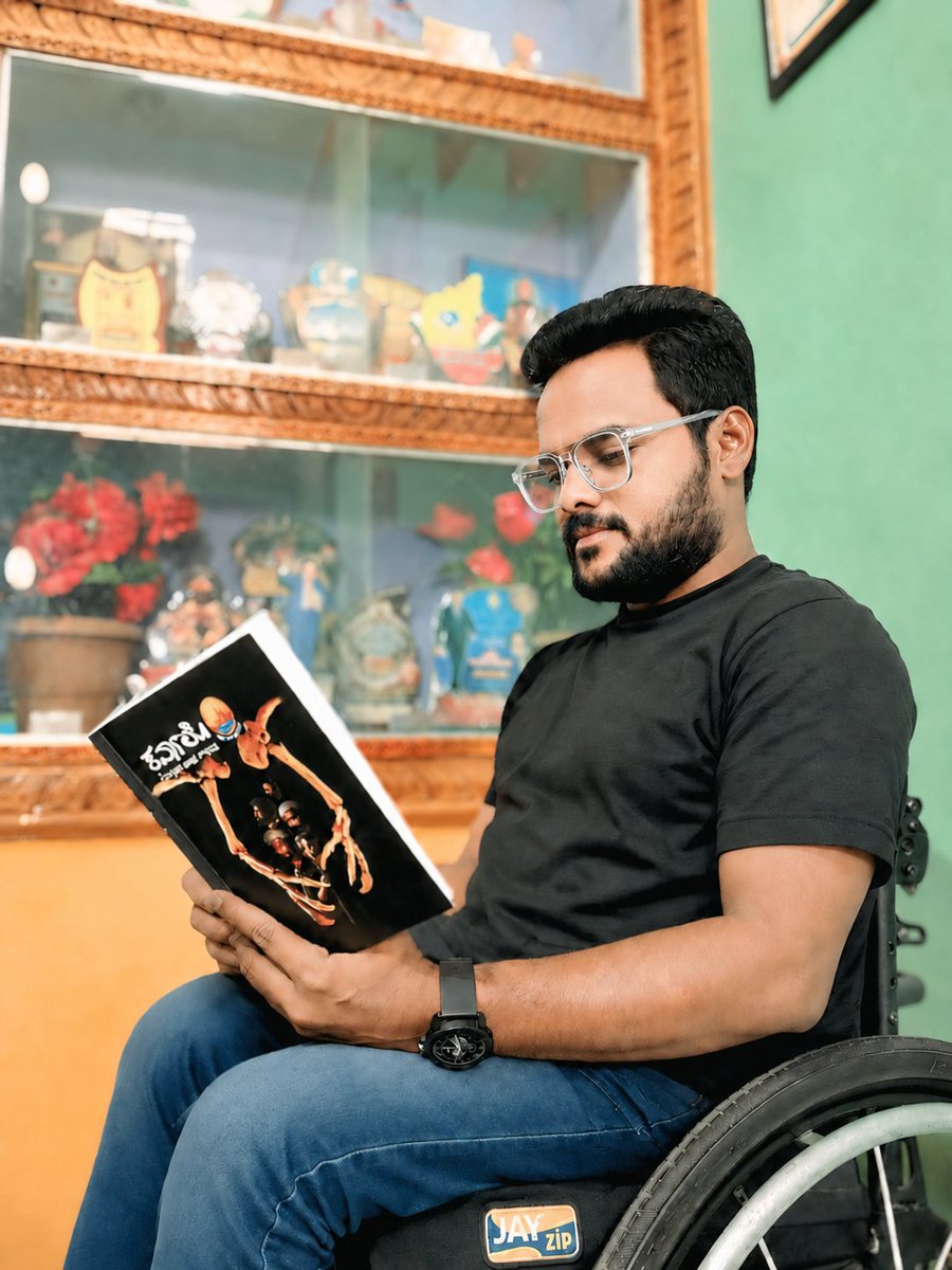 SharanucBJP's tweet photo. ಕರ್ವಾಲೋ ಕೇವಲ ಒಂದು ಸಾಹಸ ಕಥೆಯಲ್ಲ; ಅದು ಪ್ರಕೃತಿ, ವಿಜ್ಞಾನ ಮತ್ತು ಮಾನವ ಜೀವನದ ಕುರಿತು ಚಿಂತನೆ ಮೂಡಿಸುವ ಕಾದಂಬರಿಯಾಗಿದೆ. ಪ್ರಕೃತಿಯನ್ನು ಪ್ರೀತಿಸುವುದು, ಅದರ ರಹಸ್ಯಗಳನ್ನು ವೈಜ್ಞಾನಿಕವಾಗಿ ಅರಿಯುವುದು ಹಾಗೂ ಕುತೂಹಲದ ಮನೋಭಾವವನ್ನು ಬೆಳೆಸಿಕೊಳ್ಳುವುದು ಎಷ್ಟು ಮುಖ್ಯ ಎಂಬುದನ್ನು ತಿಳಿಸುತ್ತದೆ. #kannadabooks @kannadabooks https://t.co/CBg8rWohbR