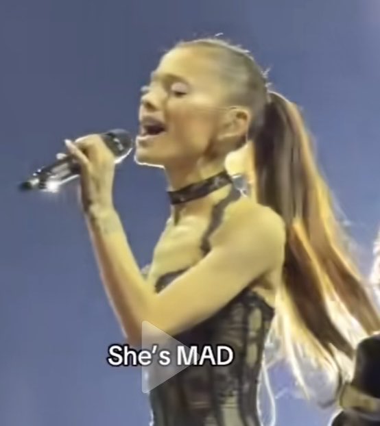 Stupidahhtree's tweet photo. I’m sorry but I can’t pretend that this isnt concerning… Ariana please get help https://t.co/m8daDkWSqv