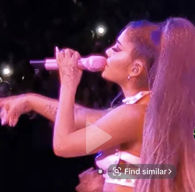 Stupidahhtree's tweet photo. I’m sorry but I can’t pretend that this isnt concerning… Ariana please get help https://t.co/m8daDkWSqv