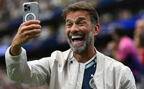 l4pablo's tweet photo. Jürgen Klopp on Jonathan
Tah's disallowed goal:

"If that's a disallowed goal, then Arsenal wouldn't be English champions. They scored 60% of their goals like that."

Klopp is a savage 😂 https://t.co/xd0KrJUmF3