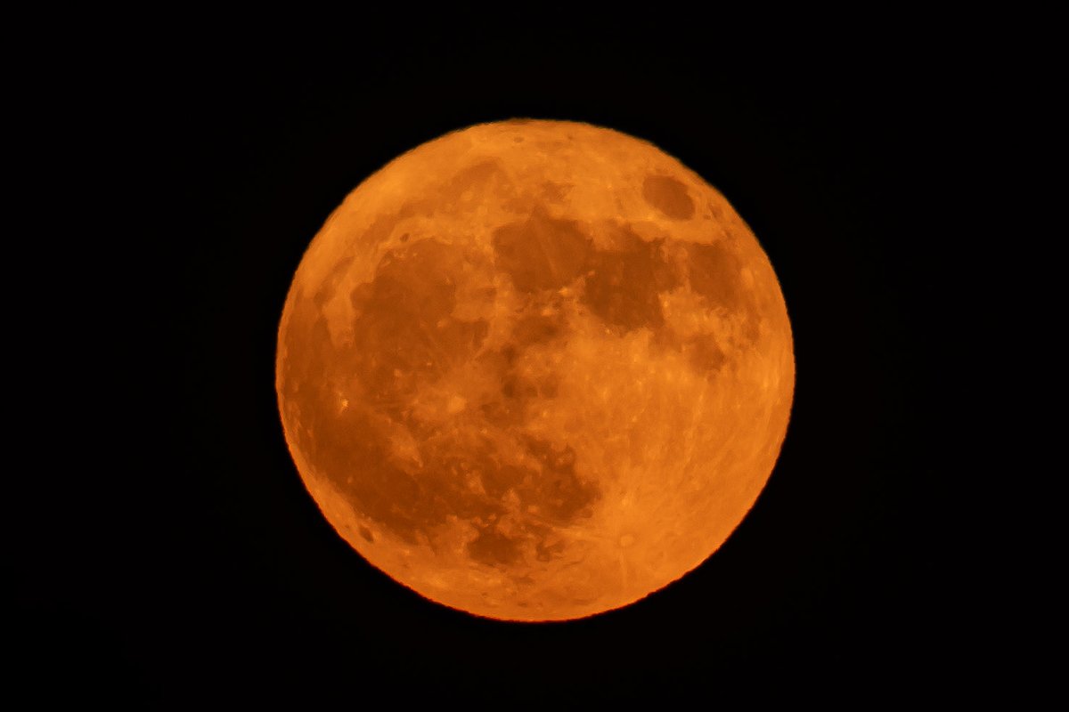 DOosterhous's tweet photo. Strawberry moon rise tonight, extra strawberry due to the fires in Colorado https://t.co/I1a6W2FcWk