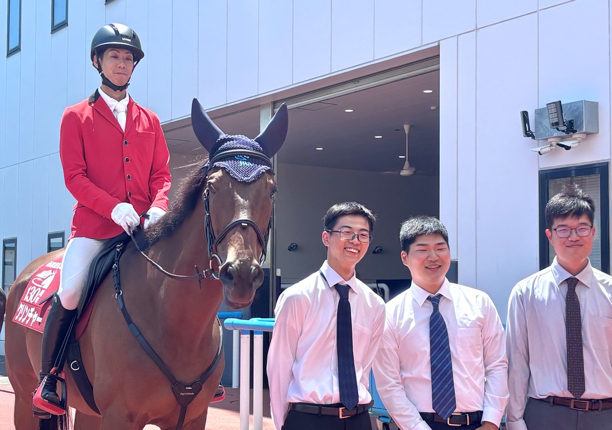 north__hills's tweet photo. 先週は函館競馬研修🏇
今年もクリンチャーくんに会えました！
ありがたいことに口取りもできて素晴らしい研修になりました😃 https://t.co/sy1N69p7lN
