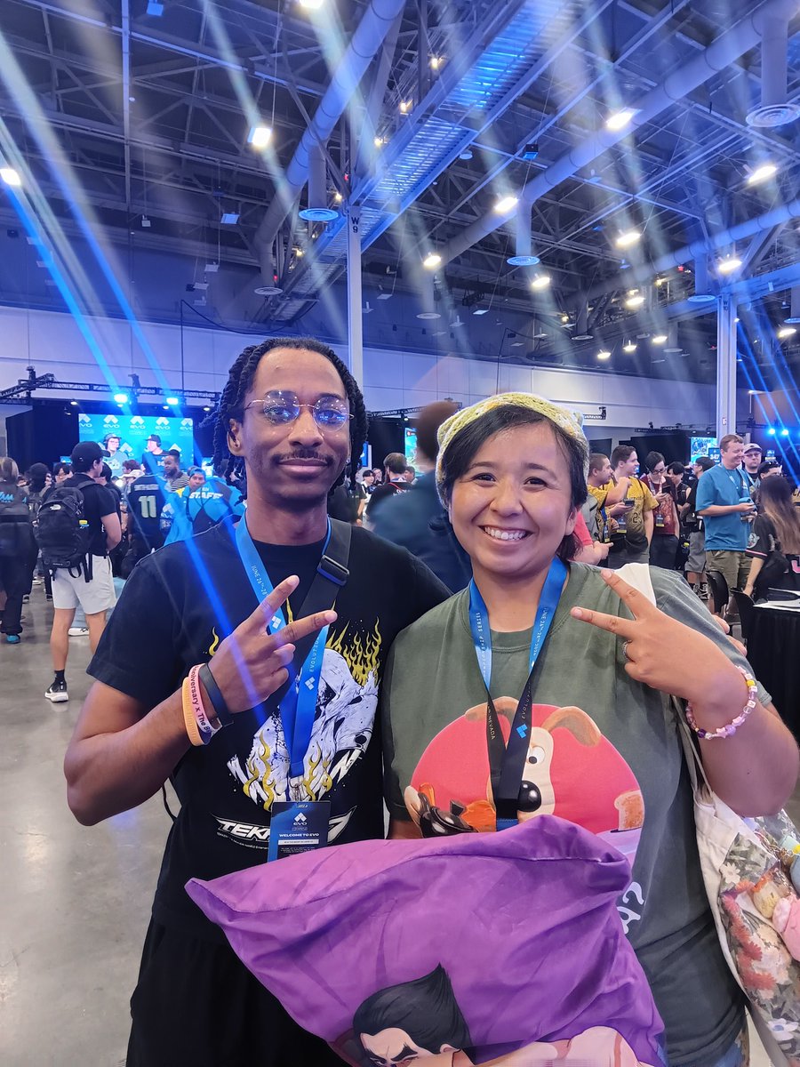 LaVirgoBonitaVT's tweet photo. Very happy to meet @CosplayerUna @Kaizured @WitchMobTTV @trezizy and @PhiDXGames at EVO last weekend 😁💖 so much fun meeting with them 👍💖 https://t.co/xgtYBuZrt9