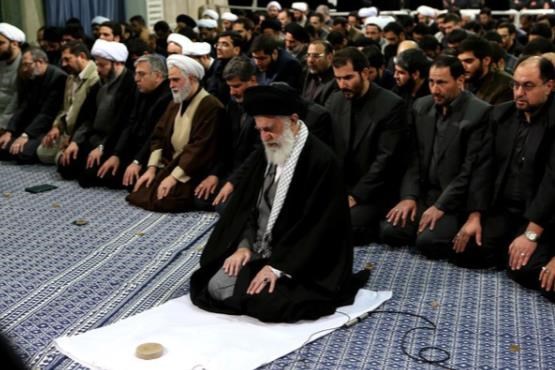 mmahbanoo's tweet photo. رهبر جهان اسلام در نماز جمعه و درمیان مردم بدون هیچ دیوار شیشه‌ای و حفاظی در میان صف نماز گزاران و مردم حضور داشتند .
#باید_برخاست 
#آقای_ایران https://t.co/hAKNk1eCZA