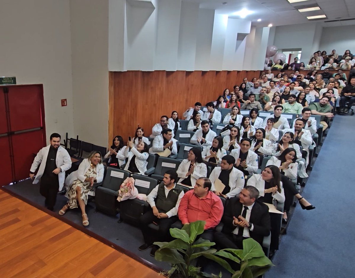 HGC_Hospital's tweet photo. "Lo que encontré aquí fue mucho más que compañeros; encontré una familia."🩺❤️

Con emoción, el Dr. Diego Alejandro De la Vega Garibay representó a la Generación 2025–2026 de MIP y recordó que la medicina también se aprende entre desvelos, gratitud y humanidad.✨

#IMSSBienestar https://t.co/cykFsv1EjQ