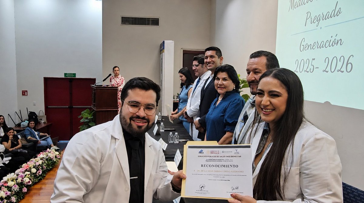 HGC_Hospital's tweet photo. "Lo que encontré aquí fue mucho más que compañeros; encontré una familia."🩺❤️

Con emoción, el Dr. Diego Alejandro De la Vega Garibay representó a la Generación 2025–2026 de MIP y recordó que la medicina también se aprende entre desvelos, gratitud y humanidad.✨

#IMSSBienestar https://t.co/cykFsv1EjQ