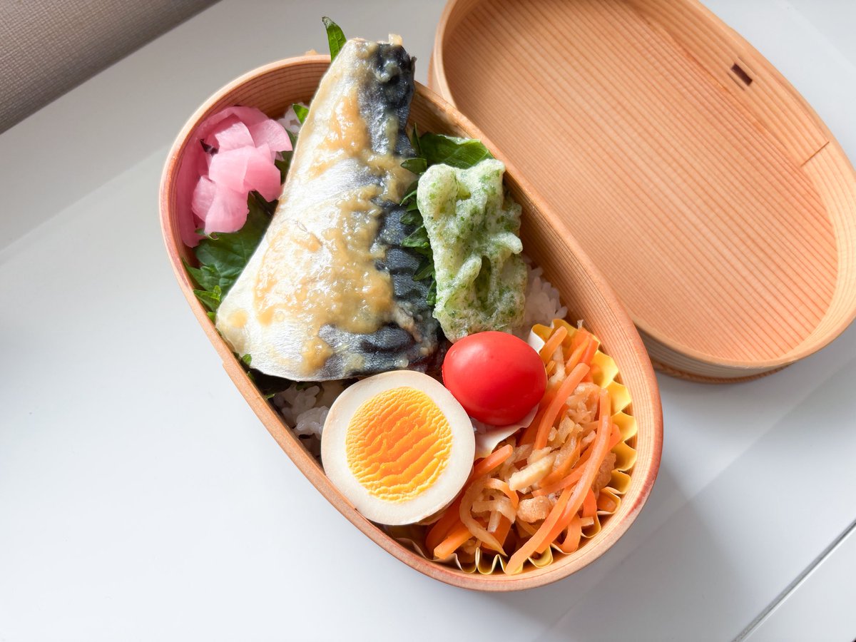 avoneg13's tweet photo. 毎日毎日焼きサバ弁当でさすがに飽きたので今日はサバの味噌煮にしてみた🐟冷凍塩サバだとしょっぱかったので次は塩抜き丁寧にしないとな🙄 https://t.co/IBChXNulDn