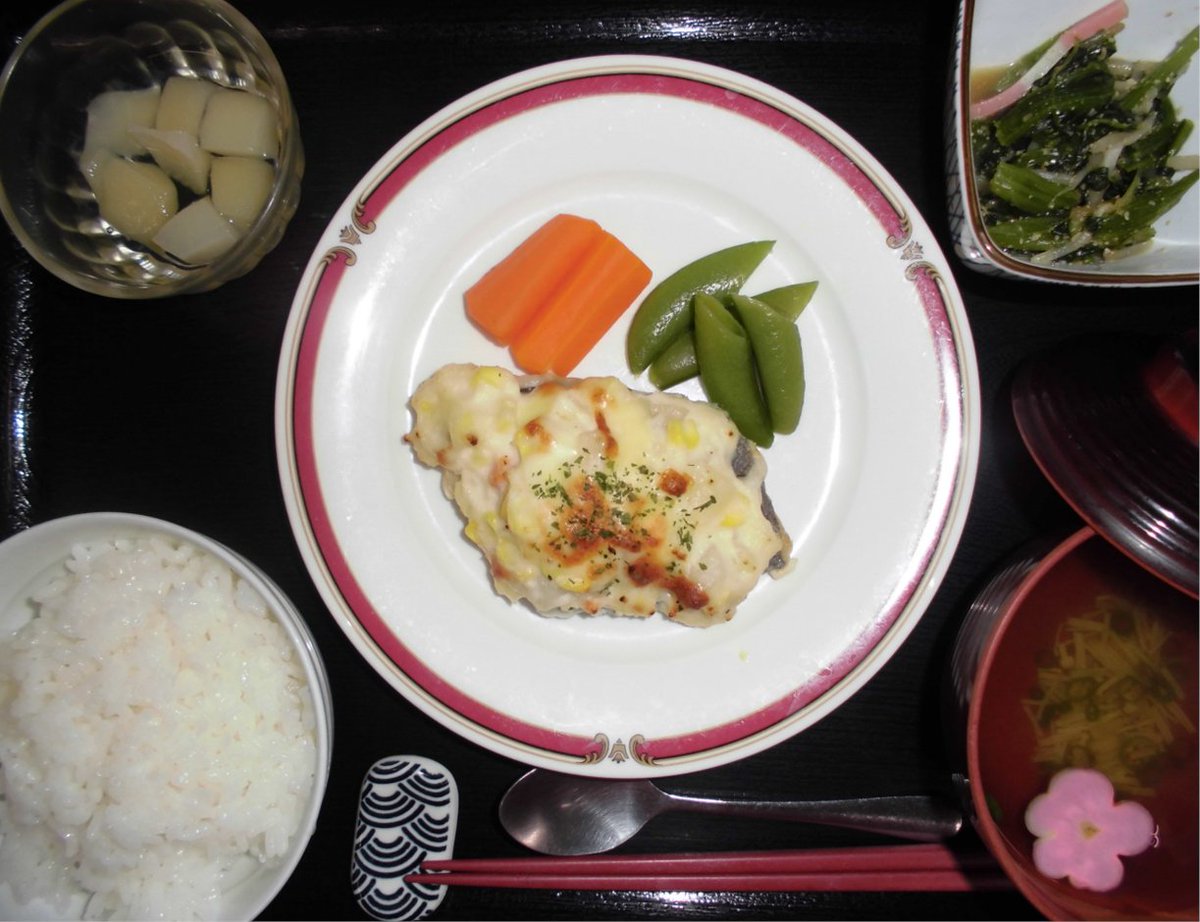 doellfami's tweet photo. #ドエル #昼食 #メニュー 
#介護付有料老人ホーム
#ドエル東志和 
#ドエル祇園 
#住宅型有料老人ホーム 
#ファミーユ祇園
#エポカフード

今日のドエルランチメニュー🥢
ほきのポテト焼き
ほうれん草のごま和え
すまし汁
果物（白桃缶） https://t.co/DJSL0AuADL