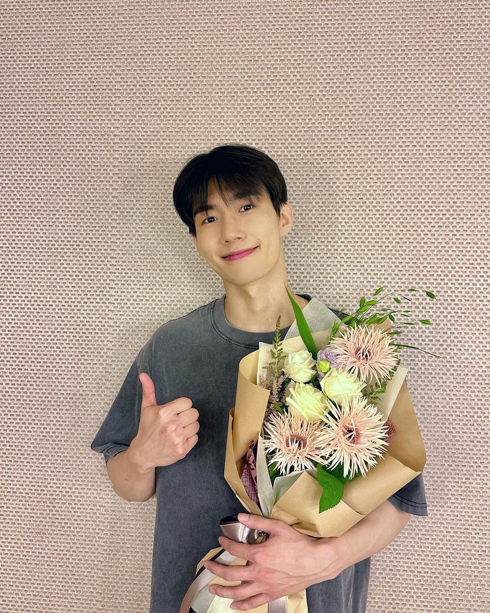 neverx10's tweet photo. n년 전 오늘의 손우현💚
[2023 0630] kkbyss 인스타그램

마치 like 설악산 공룡능선..⛰️
연극 <테베랜드> 첫 공연부터 경이로운 순간들을 선사한 배우 손우현 씨✨️ 
우현 씨가 했던 모든 이야기 난 절대로 잊지 않을 거예요🥹 https://t.co/mJb3glTJWN
